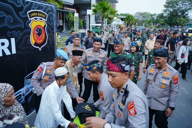 Kapolresta Cirebon, Kombes Pol Arif Budiman mendampingi Kapolda Jabar Irjen Pol Akhmad Wiyagus menyerahkan bantuan dan santunan kepada puluhan anak yatim dan dhuafa. Foto: Istimewa