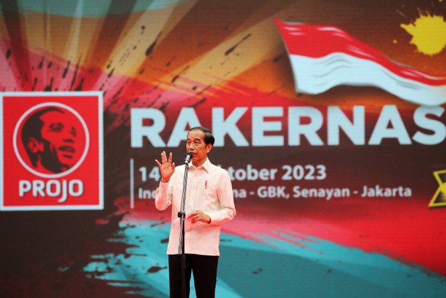 Presiden Joko Widodo (Jokowi) selaku Dewan Pembina Projo memberi sambutan pada Rakernas Projo ke-VI di Indonesia Arena, GBK, Jakarta, Sabtu (14/10/2023). Foto: Aditia Noviansyah/kumparan