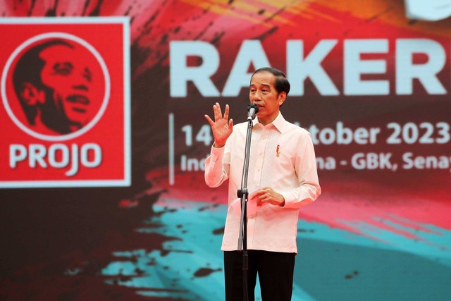 Presiden Joko Widodo (Jokowi) selaku Dewan Pembina Projo memberi sambutan pada Rakernas Projo ke-VI di Indonesia Arena, GBK, Jakarta, Sabtu (14/10/2023). Foto: Aditia Noviansyah/kumparan