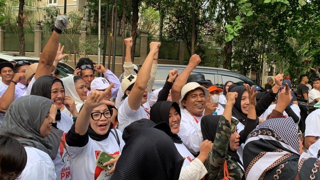 Massa relawan Jokowi, Projo, menyanyikan yel-yel "Prabowo Presidenku" di depan kediaman Prabowo Subianto di Jalan Kertanegara, Jakarta, pada Sabtu (14/10/2023). Foto: Luthfi Humam/kumparan