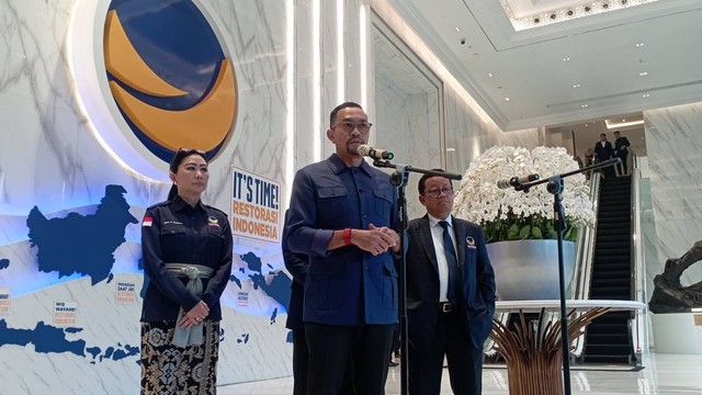 Bendahara Umum Partai NasDem, Ahmad Sahroni, memberikan keterangan pers di NasDem Tower, Jakarta, Sabtu (14/10/2023). Foto: Fadlan/kumparan