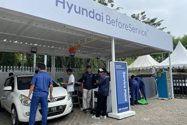 PT Hyundai Motors Indonesia (HMID) sediakan layanan uji emisi gratis untuk pemilik mobil Hyundai di Gandaria City Mall Jakarta (14/10/2023). Foto: Sena Pratama/kumparan