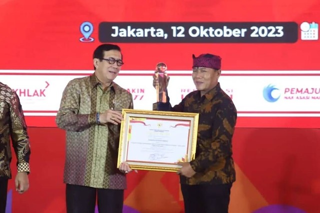 Menkumham Yasonna Laoly menyerahkan penghargaan Jaringan Dokumentasi dan Informasi Hukum Nasional (JDIHN) kepada Kabupaten Banyuwangi, di Jakarta, Kamis (12/10/2023). Foto: Dok. Pemkab Banyuwangi