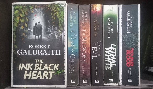 The Ink Black Heart dan novel karya Robert Galbraith yang lainnya (Dokumentasi Pribadi)