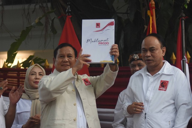 Ketua Umum Partai Gerindra Prabowo Subianto (kiri) menerima buku maklumat Projo dari Ketua DPP Projo Budi Arie Setiadi (kanan) pada acara deklarasi dukungan di kediaman Prabowo, Jalan Kertanegara, Jakarta, Sabtu (14/10/2023). Foto: Indrianto Eko Suwarso/ANTARA FOTO