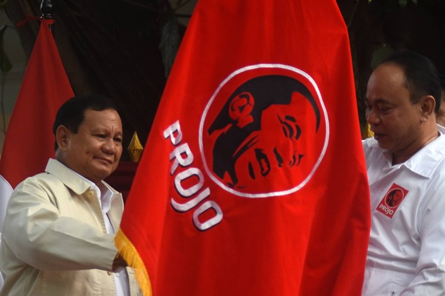 Ketua DPP Projo Budi Arie Setiadi (kanan) menyerahkan bendera relawan Projo kepada Ketua Umum Partai Gerindra Prabowo Subianto (kiri) pada acara deklarasi dukungan di kediaman Prabowo, Jalan Kertanegara, Jakarta, Sabtu (14/10/2023). Foto: Indrianto Eko Suwarso/ANTARA FOTO