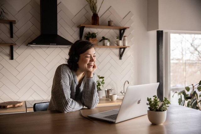 Ilustrasi cara PDKT ke cowok lewat chat. Sumber foto: pexels/EKATERINA BOLOVTSOVA.