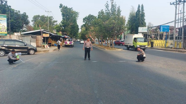 Unit laka Satlantas Polresta Bandar Lampung saat melakukan olah TKP di Jalan Sultan Agung, Way Halim, Bandar Lampung. | Foto: Dok Satlantas Polresta Bandar Lampung