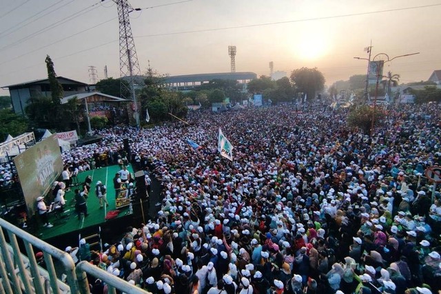 Massa sambut Anies-Cak Imin di Sidoarjo, Minggu (15/10/2023). Foto: Dok. Istimewa