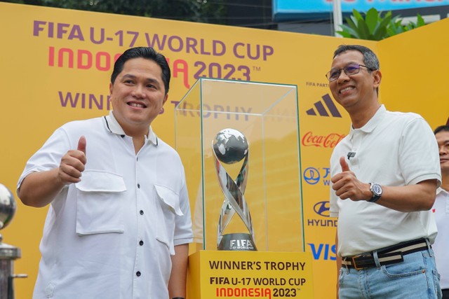 Ketua PSSI Erick Thohir di acara experience trofi Piala Dunia U-17 di Bundaran HI, Jakarta, Minggu (15/10/2023). Foto: PSSI