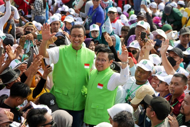 Bakal calon presiden Anies Baswedan (kiri) dan bakal calon wakil presiden Muhaimin Iskandar (kanan) menyapa warga saat jalan sehat di Jalan Pahlawan Sidoarjo, Jawa Timur, Minggu (15/10/2023).  Foto: Umarul Faruq/ANTARA FOTO