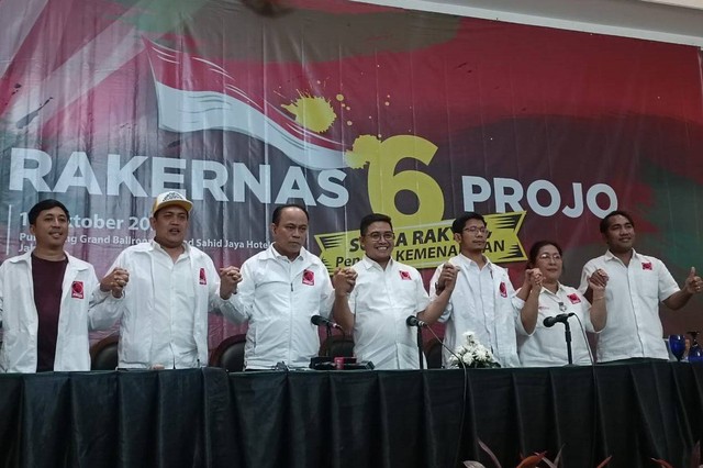 Konferensi pers Rakernas 6 Projo di Hotel Grand Sahid, Jakarta Pusat, Minggu (15/10/2023).  Foto: Zamachsyari/kumparan