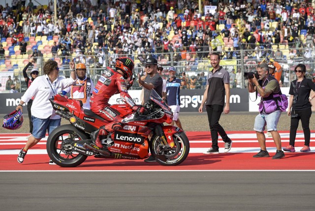 Pembalap Ducati Lenovo Team Francesco Bagnaia menyapa timnya usai balapan MotoGP seri Pertamina Grand Prix of Indonesia 2023 di Pertamina Mandalika International Street Circuit, Lombok Tengah, NTB, Minggu (15/10/2023). Foto: ANTARA FOTO/Ahmad Subaidi