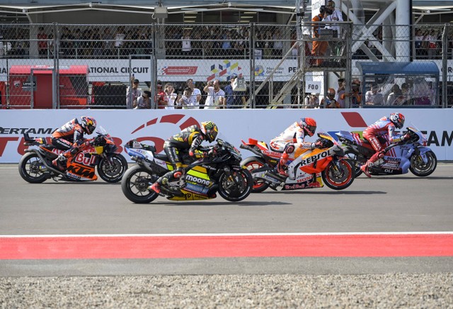 Sejumlah pembalap MotoGP memulai start balapan MotoGP seri Pertamina Grand Prix of Indonesia 2023 di Pertamina Mandalika International Street Circuit, Lombok Tengah, NTB, Minggu (15/10/2023). Foto: ANTARA FOTO/Ahmad Subaidi