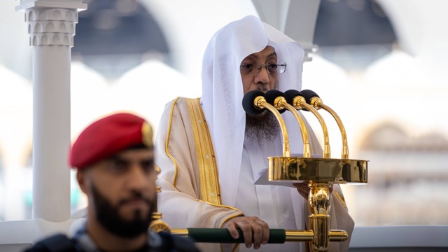 Imam dan Khatib Masjidil Haram Syeikh Usamah Khayyat saat membacakan khotbah salat Jumat di Masjidil Haram, Makkah, 13 Oktober 2023. Foto: gph.gov.sa