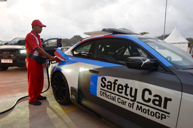 Kendaraan safety car milik Dorna Sport yang digunakan di ajang Pertamina Grand Prix of Indonesia 2023 tertangkap kamera sedang mengisi BBM. Foto: Dok. Pertamina