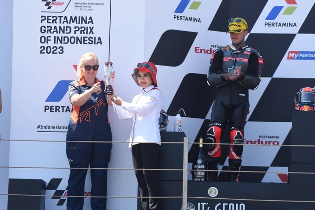 Direktur Utama Pertamina, Nicke Widyawati, menyerahkan trofi di ajang Pertamina Grand Prix of Indonesia 2023. Foto: Dok. Pertamina