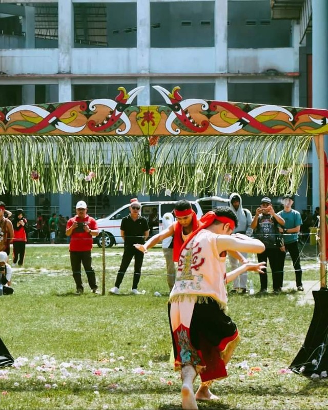 ilustrasi Lawang sekepeng pada kegiatan pembukaan kalteng Expo di stadion Tuah pahoe Palangka Raya, foto: dokumentasi pribadi. 