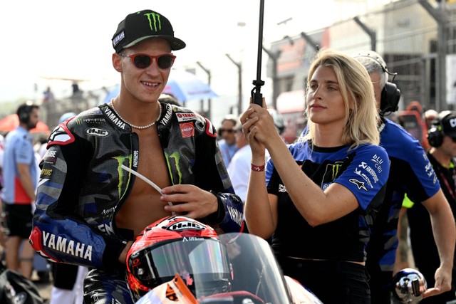 Pembalap Monster Energy Yamaha Fabio Quartararo memacu motornya pada balapan MotoGP seri ke-15 di Pertamina Mandalika International Street Circuit, Lombok Tengah, NTB, Minggu (15/10/2023).  Foto: SONNY TUMBELAKA / AFP