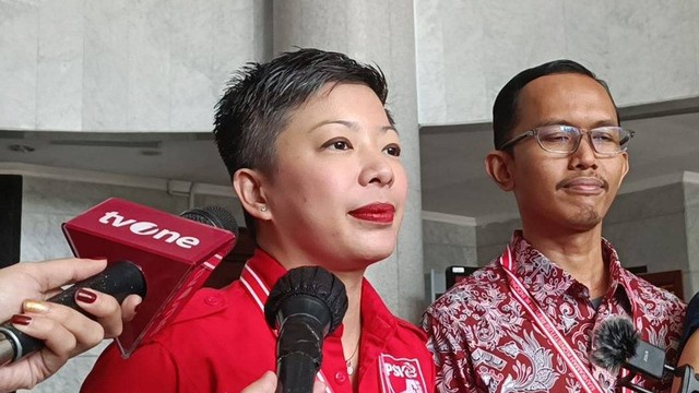 Francine Widjojo, Direktur LBH PSI, yang mewakili pemohon Capres-cawapres, di Gedung MK, Senin (16/10/2023).  Foto: Hedi/kumparan