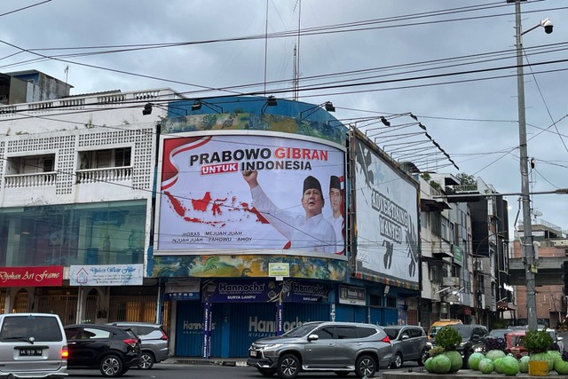 Baliho 'Prabowo Gibran untuk Indonesia' di Jalan Pemuda, Kota Medan. Foto: Tri Vosa/kumparan