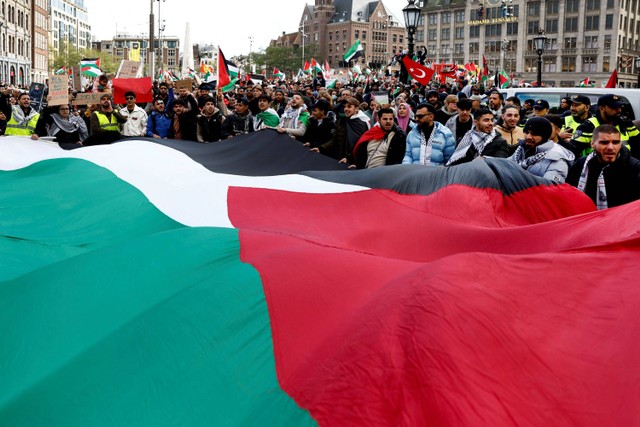 Demonstrasi pro-Palestina saat unjuk rasa di Amsterdam, Belanda, Minggu (15/10/2023).  Foto: Piroschka Van De Wouw/REUTERS