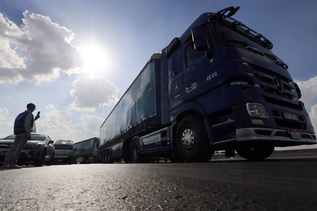 Truk yang membawa bantuan kemanusiaan ke Palestina tertahan di dalam perjalanan menuju perbatasan Rafah untuk memasuki Gaza di Kairo, Mesir. Foto: Amr Abdallah Dalsh/REUTERS