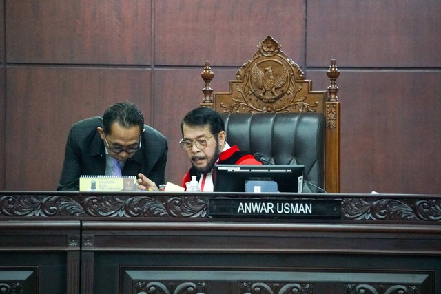 Anwar Usman di Mahkamah Konstitusi, Senin (16/10/2023). Foto: Iqbal Firdaus/kumparan