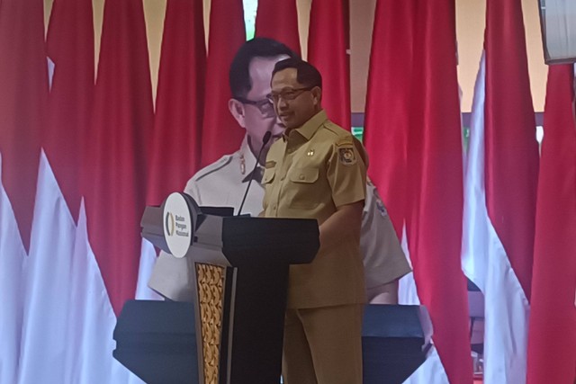 Menteri Dalam Negeri (Mendagri) Tito Karnavian memberi sambutan dalam Gerakan Pangan Murah (GPM) Serentak di Gedung Badan Pangan Nasional, Jakarta, Senin (16/10/2023). Foto: Ghinaa Rahmatika/kumparan