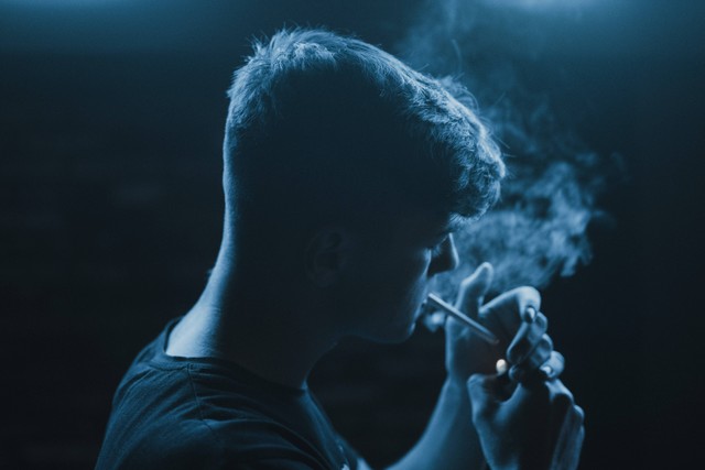  Ilustrasi Cara Mengeluarkan Asap Rokok dari Hidung. Unsplash/Luka Malic.