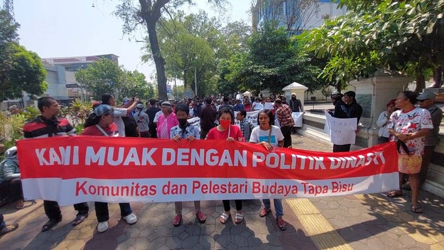 Massa pendemo di depan rumah dinas Wali Kota Solo. Dok: kumparan.