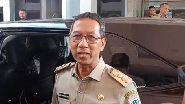 Heru Budi Hartono menerima SK perpanjangan sebagai Pj Gubernur DKI Jakarta di Kemendagri. Foto: Dok. Istimewa