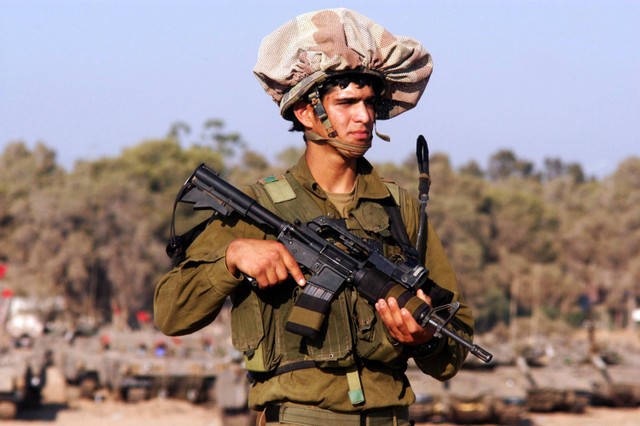 Mitznefet, helm 'badut' milik tentara Israel. Foto: Shutterstock