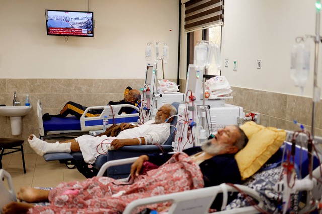 Seorang pasien ginjal Palestina duduk di ranjang rumah sakit Naser di Khan Younis di selatan Jalur Gaza, Minggu (15/10/2023). Foto: Mohammed Salem/REUTERS