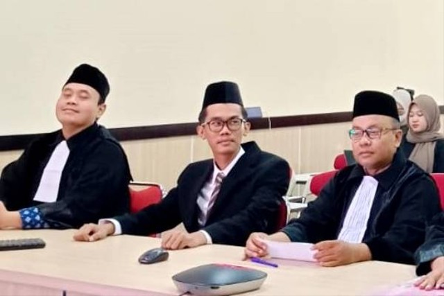 Almas Tsaqibbirru (tengah) mengkuti sidang gugatan usia capres-cawapres. Foto: Dok. Istimewa