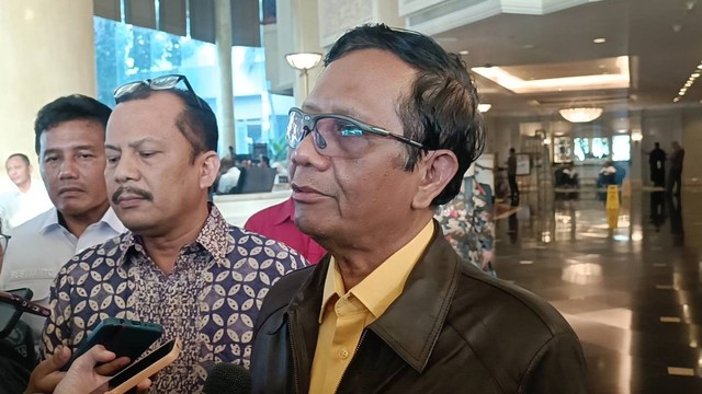 Menko Polhukam Mahfud MD saat berada di Hotel JW Marriot, Surabaya, Senin (16/10/2023). Foto: Farusma Okta Verdian/kumparan