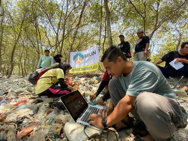 Sensus sampah plastik di kawasan Ekowisata Mangrove dan Pantai Wonorejo, Surabaya. Foto: BRUIN