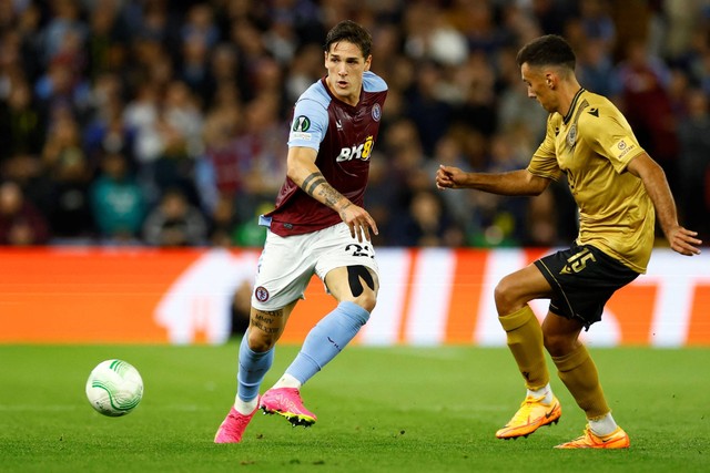 Pemain Aston Villa Nicolo Zaniolo beraksi bersama Zrinjski Mostar Stipe Radic, di Villa Park, Birmingham, Inggris, 5 Oktober 2023. Foto: Action Images via Reuters/Peter Cziborra