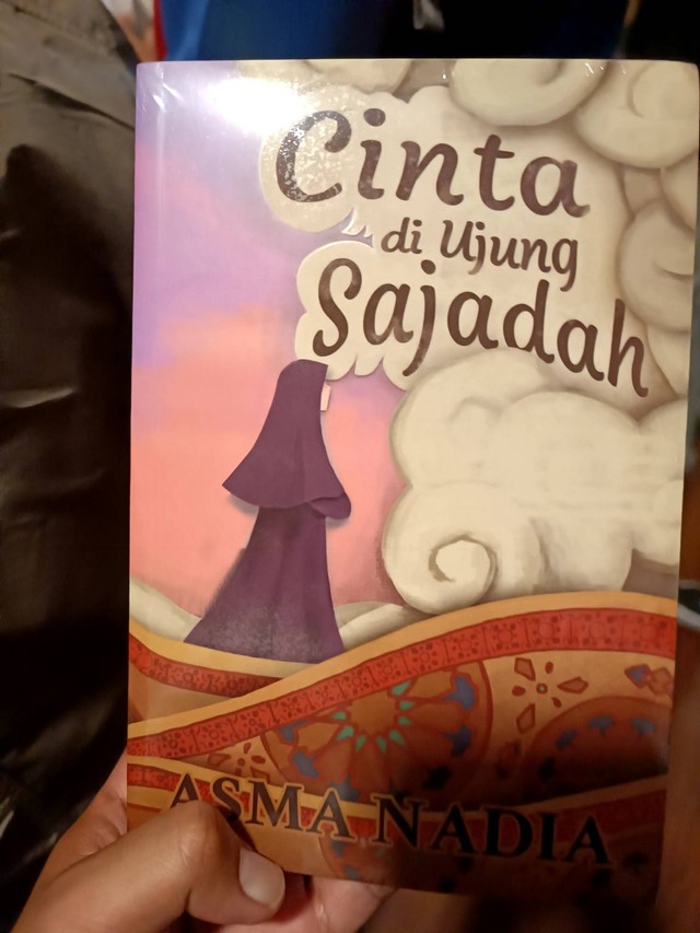 Novel karya Asma Nadia berjudul Cinta di Ujung Sajadah. Foto: Giovanni/kumparan