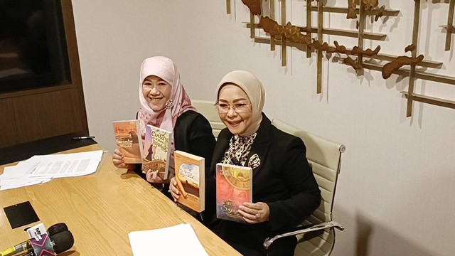 Asma Nadia dan kuasa hukumnya persoalkan judul film Air Mata di Ujung Sajadah yang mirip dengan novelnya, Pondok Indah, Jakarta Selatan, Senin (16/10/2023). Foto: Giovanni/kumparan