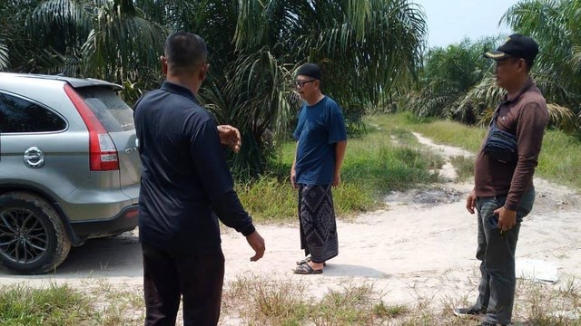 Kapolsek Bunga Raya, AKP Selamet, diperiksa Propam Polres Siak karena bawa tahanan (tengah) keluar sel. Foto: Dok. Istimewa