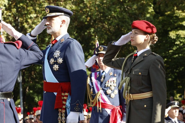 Putri Leonor pakai seragam militer saat menghadiri parade Hari Nasional Spanyol bersama Raja Felipe VI dan Ratu Letizia di Madrid, Kamis (12/10/2023). Foto: X/CasaReal