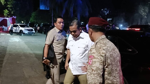 Sekjen Partai Gerindra, Ahmad Muzani tiba di rumah Prabowo, di Jl. Kertanegara IV, Jakarta Selatan, Senin (16/10/2023) malam. Foto: Zamachsyari/kumparan