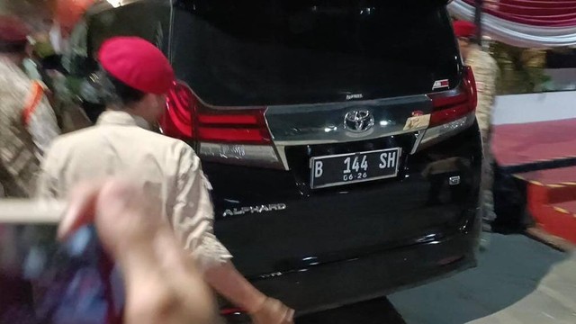 Mobil Toyota Alphard milik Titiek Soeharto tiba di rumah Prabowo, Jl. Kertanegara IV, Jakarta Selatan, Senin (16/10/2023). Foto: Zamachsyari/kumparan