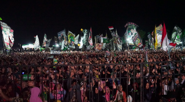 Belasan ribu jemaah memadati acara Shalawat Kebangsaan di Ponpes Gus Muwafiq di Minggir, Sleman. Foto: Arif UT / Pandangan Jogja