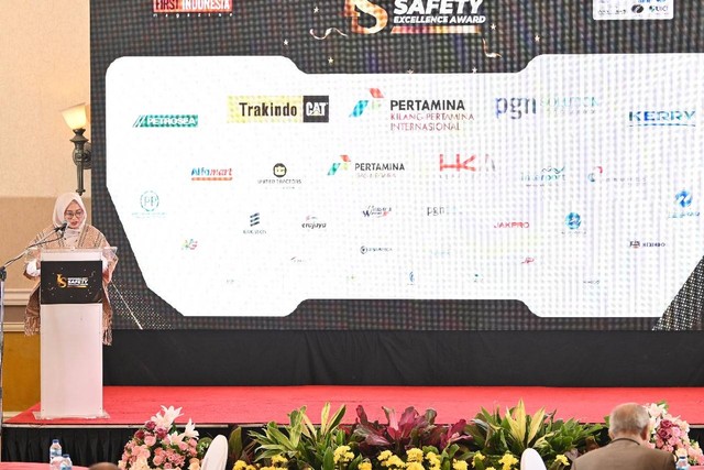 Ketua Penyelenggara ISEA 2023, Maya Yulianti yang sedang memberikan sambutan Menara Peninsula Hotel, Jakarta Pusat (sumber: First Indonesia Magazine)