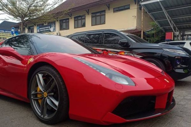 Mobil Ferrari dan mobil Mitsubishi Pajero Sport yang diamankan Polisi, Foto : Istimewa