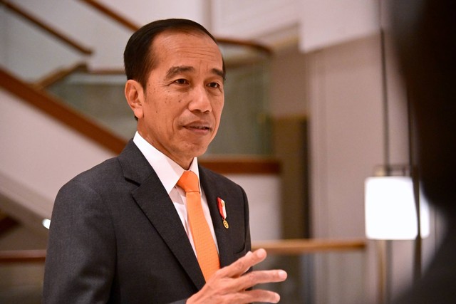 Presiden Jokowi memberikan tanggapan terkait putusan MK soal syarat nyapres, di sela kegiatannya di China, Senin (16/10/2023). Foto: Muchlis Jr/Biro Pers Sekretariat Presiden