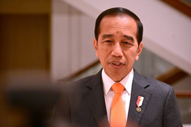 Presiden Jokowi memberikan tanggapan terkait putusan MK soal syarat nyapres, di sela kegiatannya di China, Senin (16/10/2023). Foto: Muchlis Jr/Biro Pers Sekretariat Presiden