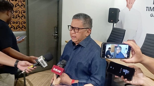 Sekjen PDI Perjuangan, Hasto Kristiyanto, saat diwawancarai wartawan di Media Center, TPN Ganjar Pranowo, Menteng, Jakarta Pusat, Senin (16/10/2023). Foto: Fadlan/kumparan